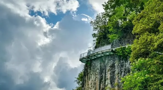 悬空玻璃栈道图片