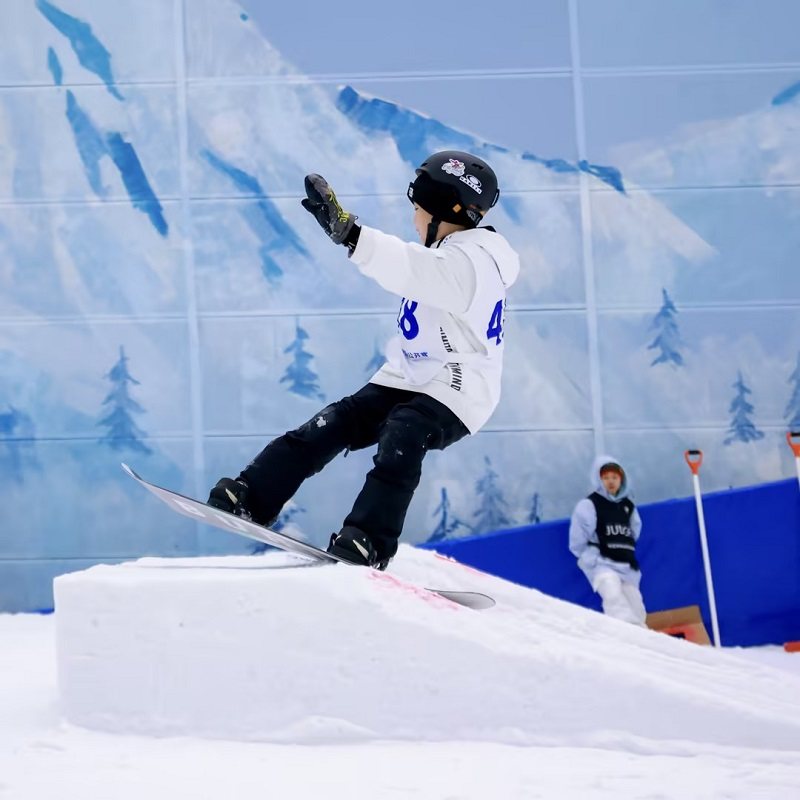 成都都江堰青源国际大酒店+双人热雪奇迹3小时初级滑雪+双人青城道温泉+双早