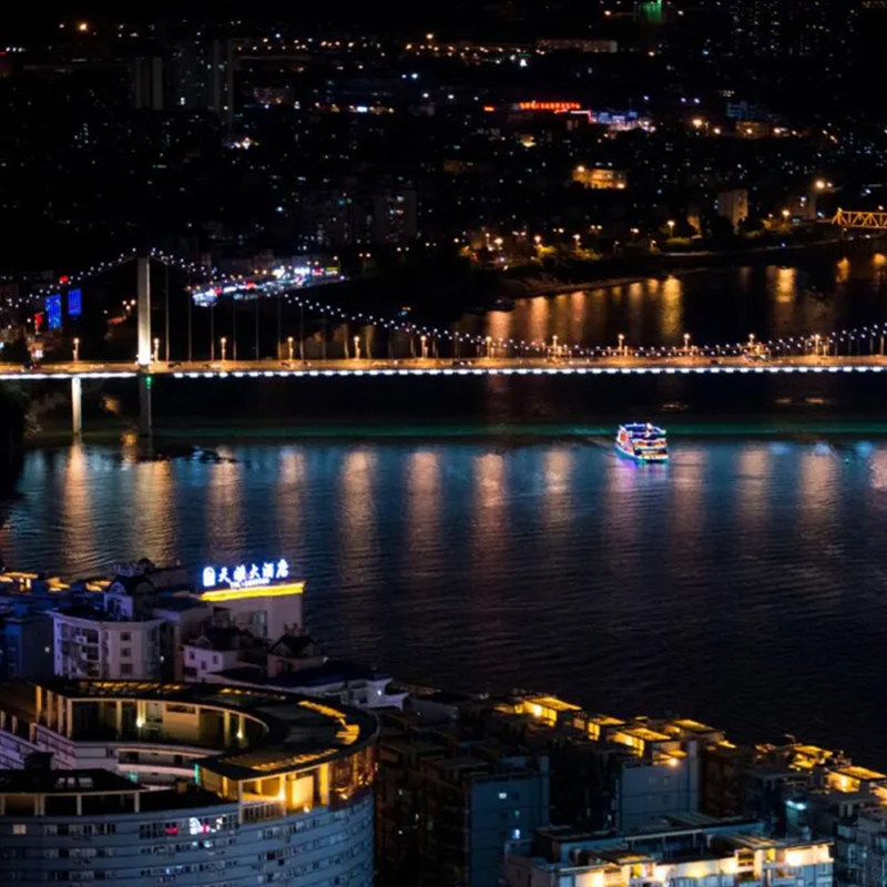 3天2晚丨柳州莲花山庄酒店 豪华山景大床房 2早丨室内泳池+柳州夜游船票