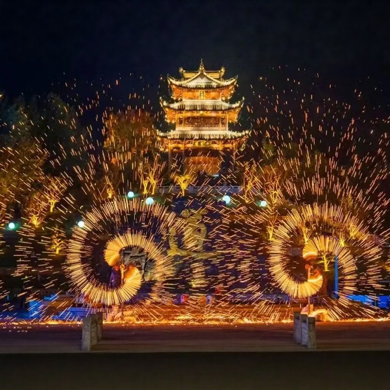 【逍遥齐云,灯暖徽州】1晚齐云山祥富瑞度假酒店+西递景区+逍遥街门票1送1+徽州小小鱼