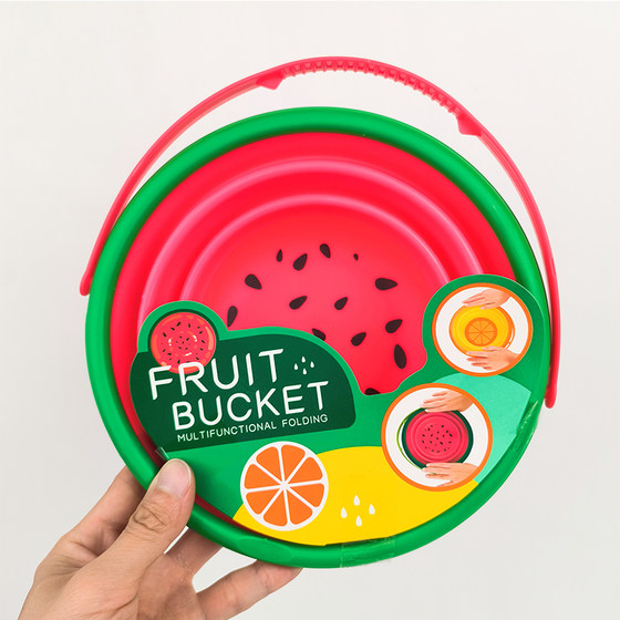 Children's baby seaside beach rushing to the sea to play with water, water, water, sand, sand digging shovel, folding barrel set toys
