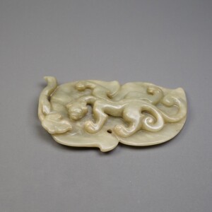 
Ming and Qing dynasties natural old Hetian jade, large chilong leaf ornament, old jade and ancient jade Z5-0115