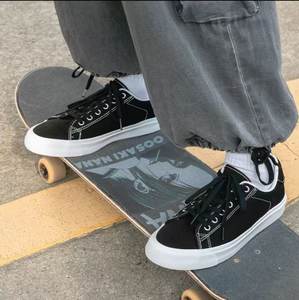 
Jiluke summer new white shoes for men and women students versatile canvas breathable shock-absorbing black and white canvas skateboard shoes