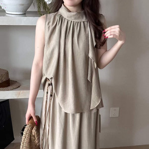 
A complete set of fashionable outfits for those who are slightly fat and age-reducing. Fashionable and age-reducing outfits. A blouse and a skirt. A two-piece set.