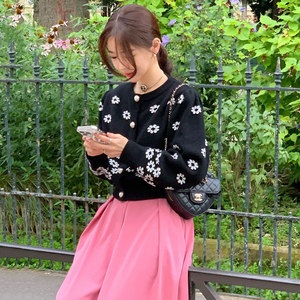 
South Korea Dongdaemun 2024 winter design retro pearl button jacquard knitted sweater cardigan jacket