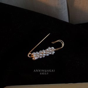 
Anne Blossoms French style simple and versatile freshwater pearl pin small brooch decorated collar button cardigan