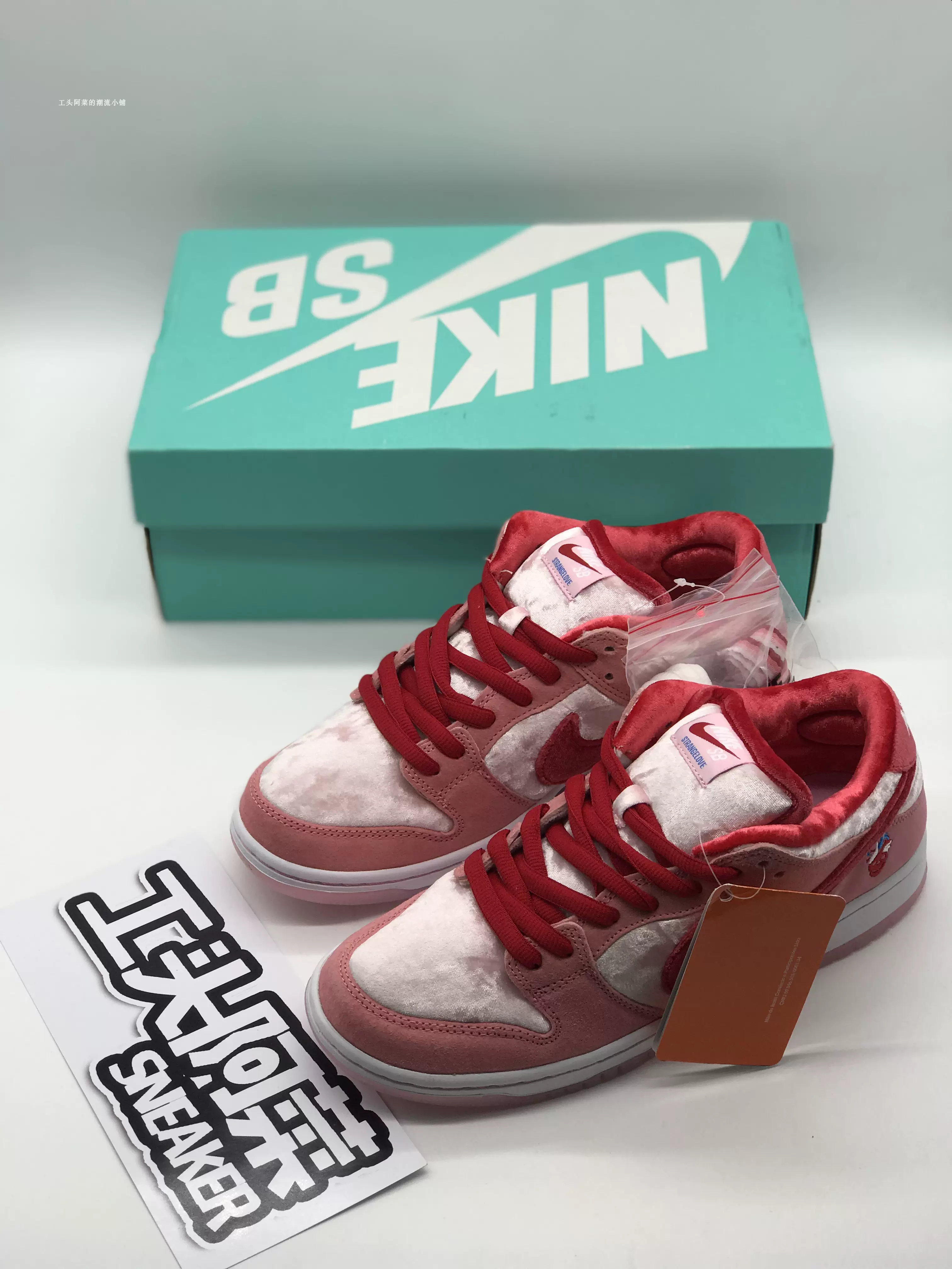 阿菜Nike SB Dunk Low x StrangeLove 情人节粉丝绒CT2552-800-Taobao