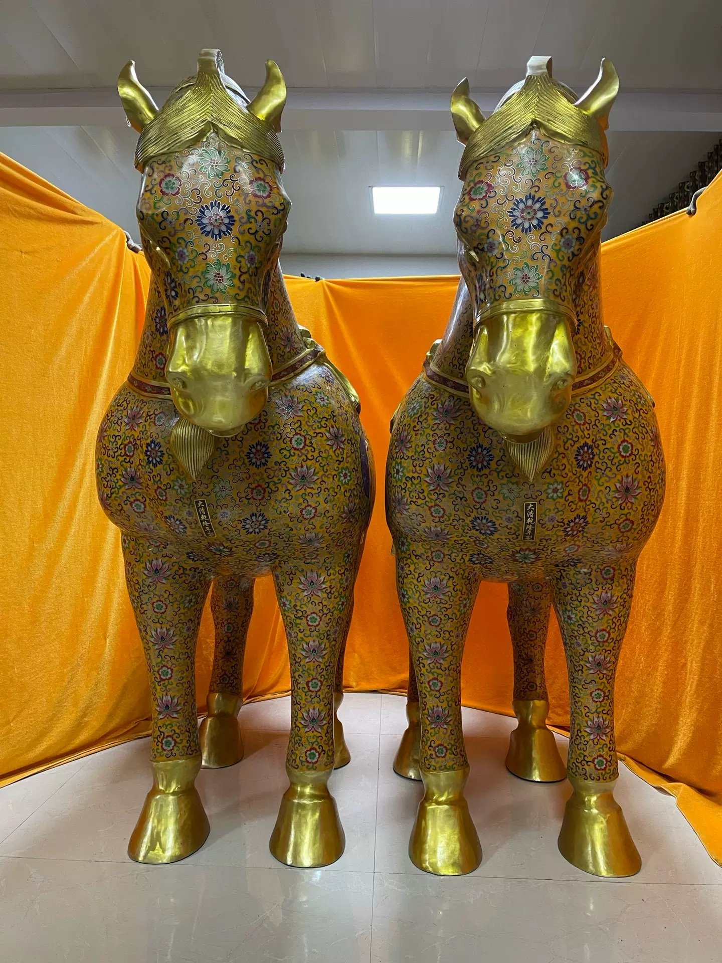 25050808中国銀製 三足香炉 銀鍍金 景泰藍 龍文双耳 鳳凰文透し