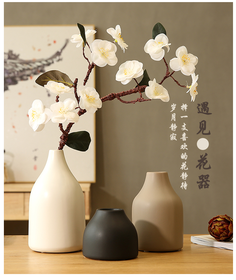 陶器の花瓶付き桃の花の枝 - シルクフラワー