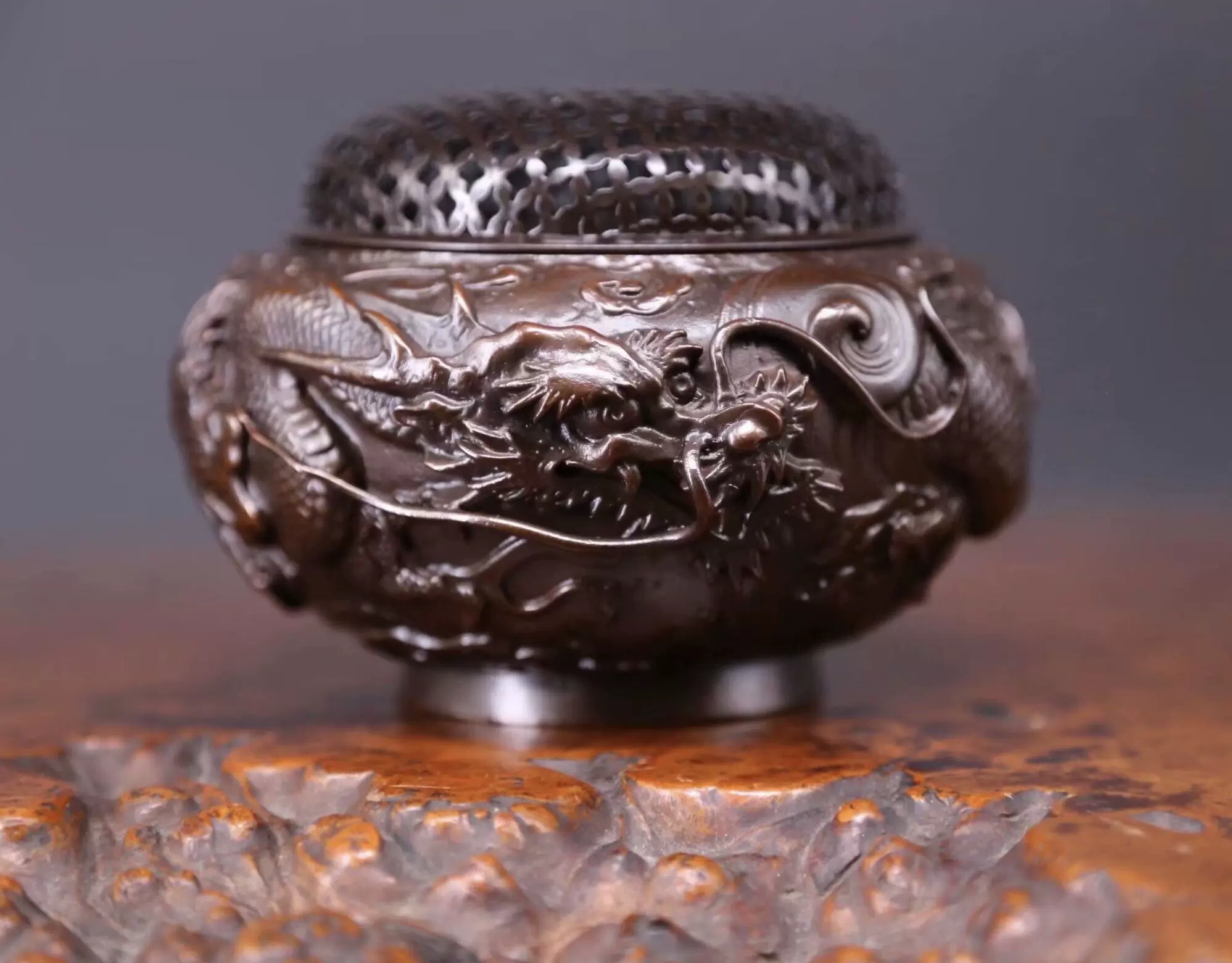 日本金工師隆雲作《蠟型鑄銅製，網目透雕蓋，高浮雕雲龍紋香爐》-Taobao