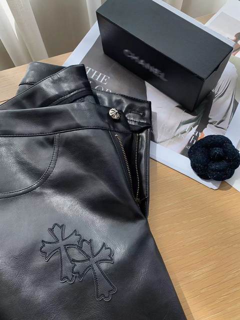 Top leader in fashion circle C.H pair of easy-to-wear leather pants