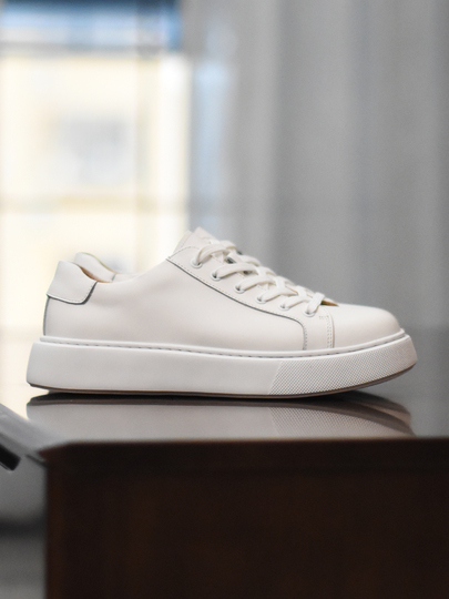 メンズホワイトレザースニーカー - カジュアルな韓国風厚底シューズ