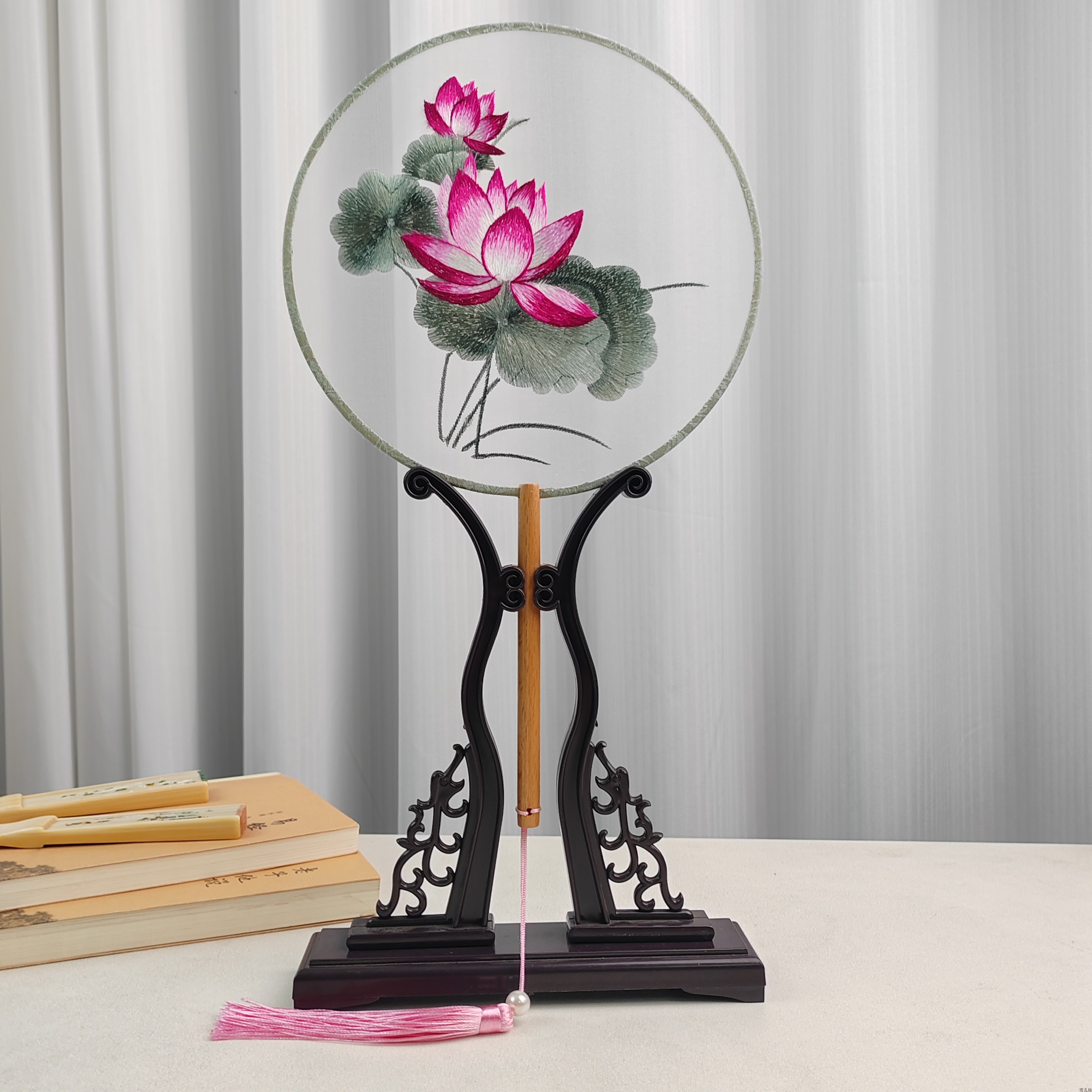 蘇扇 手刺繍の両面蓮 蘇扇 手刺繍の両面蓮 蘇州刺繍シルク扇子 - 蓮の花のデザイン、