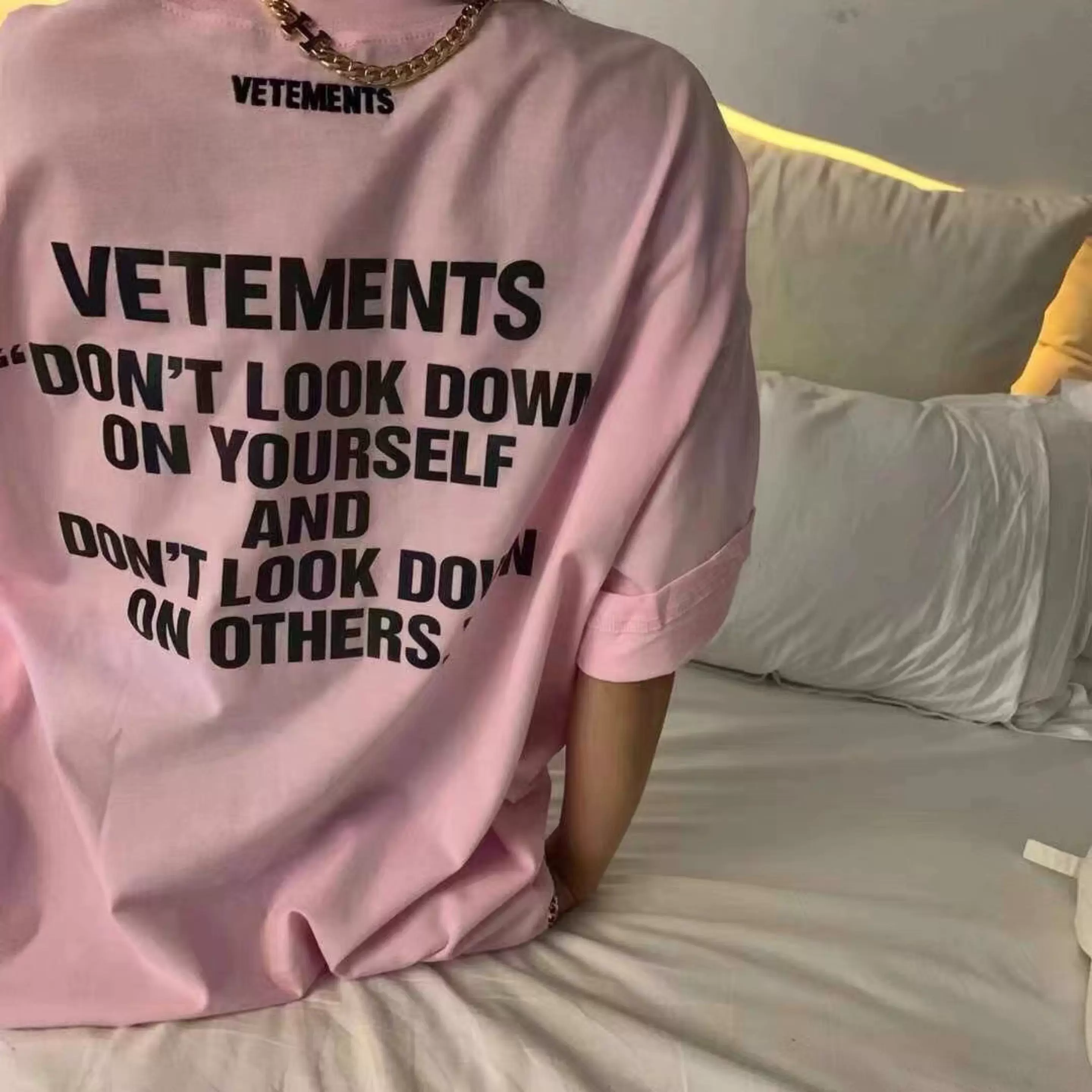 高版本VETEMENTS 22春夏3M反光字母背后印花大LOGO宽松OS短袖T恤-Taobao