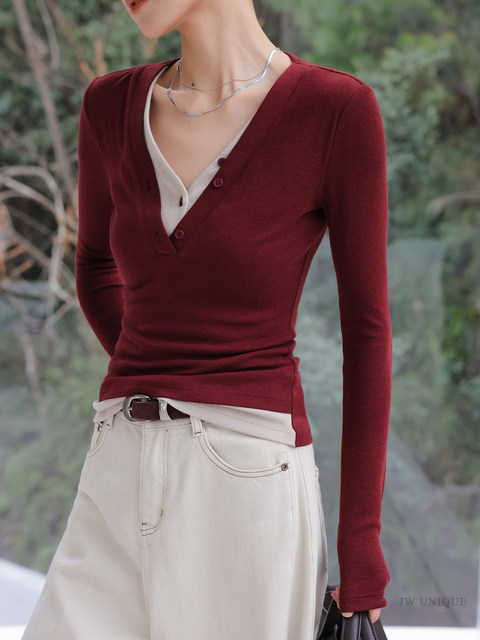 JWUNIQUE red V-neck long-sleeved knitted T-shirt for women 2025 spring new fake two-piece slim top