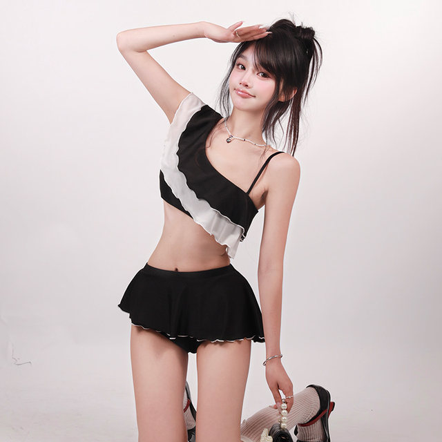 Hot girl's black and white contrasting one-shoulder ruffled skirt bikini, high-end pure lust style and beautiful resort swimsuit