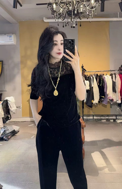 European fashion lace spliced ​​velvet short-sleeved T-shirt for women 2025 spring new slim bottoming shirt turtleneck top
