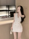 Белое расширенное летнее платье, приталенная короткая юбка, французский стиль, V-образный вырез, в стиле Шанель, изысканный стиль, с акцентом на бедрах