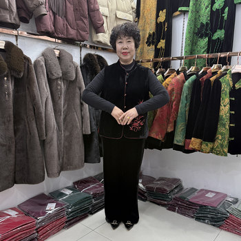 
Mom's new autumn and winter Chinese style embroidered cotton vest jacket versatile large size velvet grandma suit + velvet pants