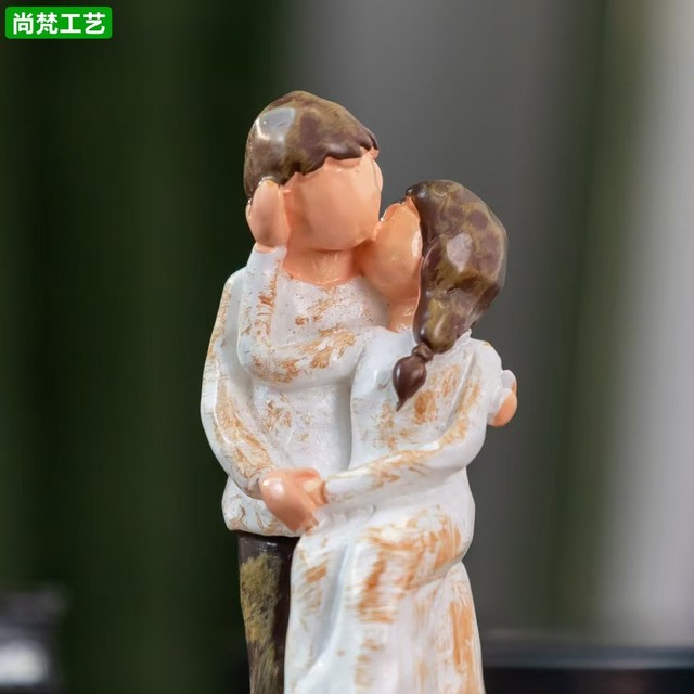 Micro landscape creative realistic kissing couple doll diy decoration crystal ball accessories mini desktop small ornaments