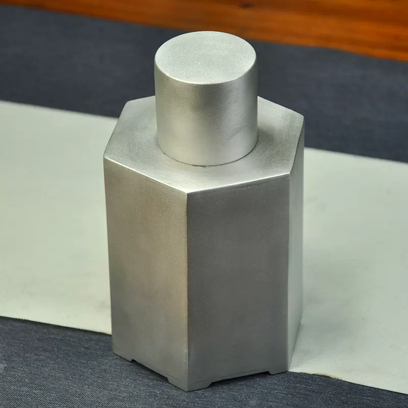古錫 蔵六居造 錫製無紋四耳帯環茶心壺 茶道具 茶筒 古美術品 重さ910g 古錫 茶葉罐 蔵六居造 「錫製無紋四系耳茶心壺」 茶筒 茶入 茶壷