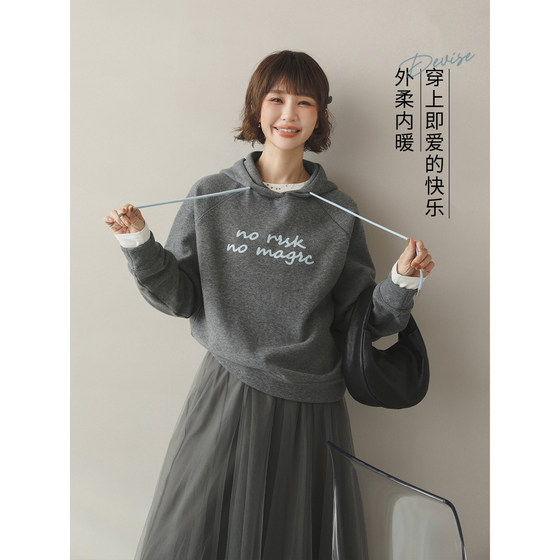 
Apple's Lifestyle Home is a playful and age-reducing soft and waxy velvet warm hooded embroidered autumn and winter loose casual sweatshirt