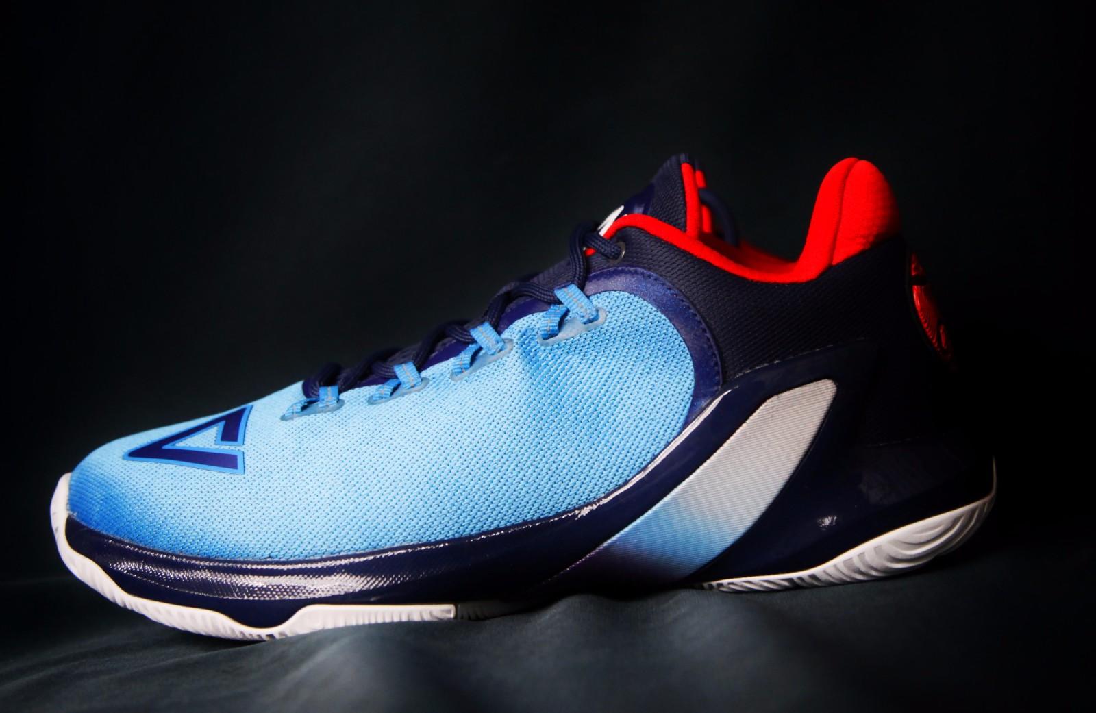 老将帕克关键助攻串联全队进攻 波波维奇场边激情指挥引球迷欢呼