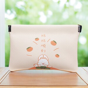 柿柿顺利随身收纳包自动闭合弹片包化妆品零钱包随身收纳迷你小包
