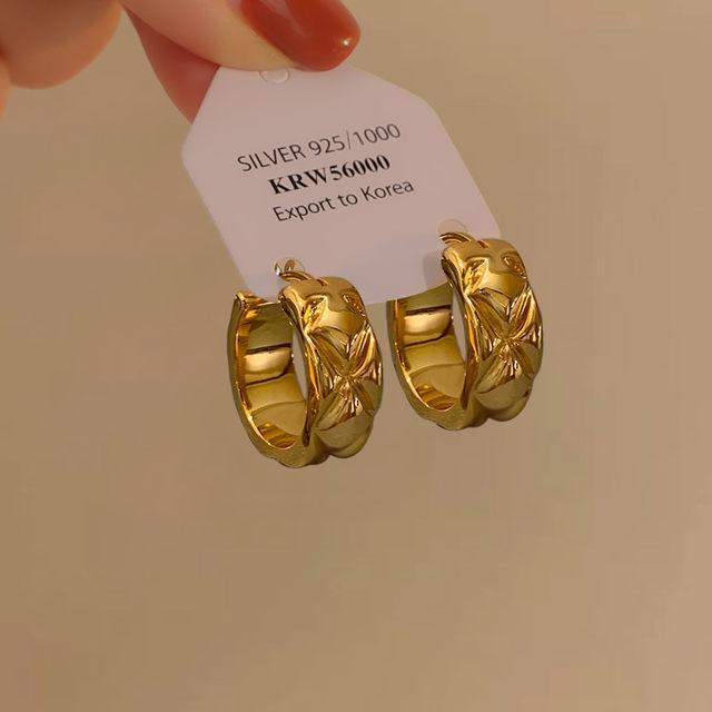 
European and American metal rhombus earrings, light luxury and high-end French retro wave pattern earrings, new versatile gold earrings