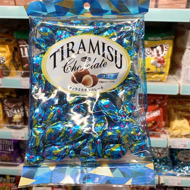 Spot Hong Kong purchasing Yuka Tiramisu Chocolate 160g Yuka Tiramisu Chocolate 160g to relieve craving for candy chocolate snacks imported from Japan