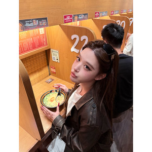 
Lin You customized [white polished leather college style m*iu sense button Qianyu same style TfS leather jacket]