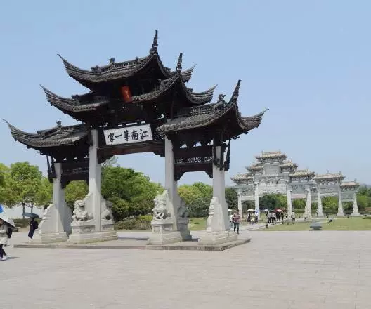 东花园里古建筑群图片