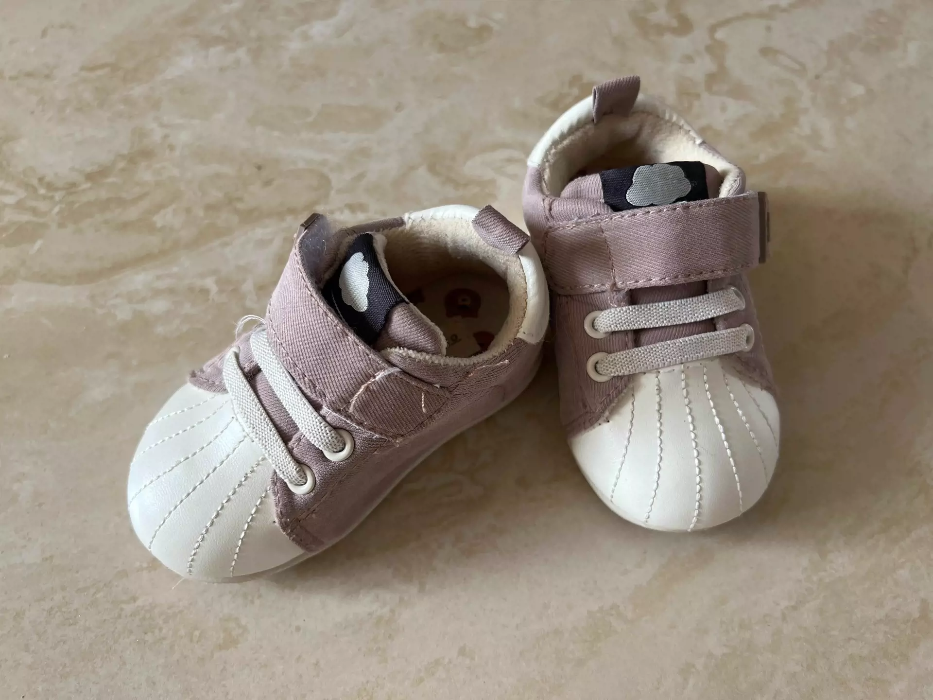 futafuta學步鞋內長13cm貝殼頭童鞋。八成新進在室內-Taobao