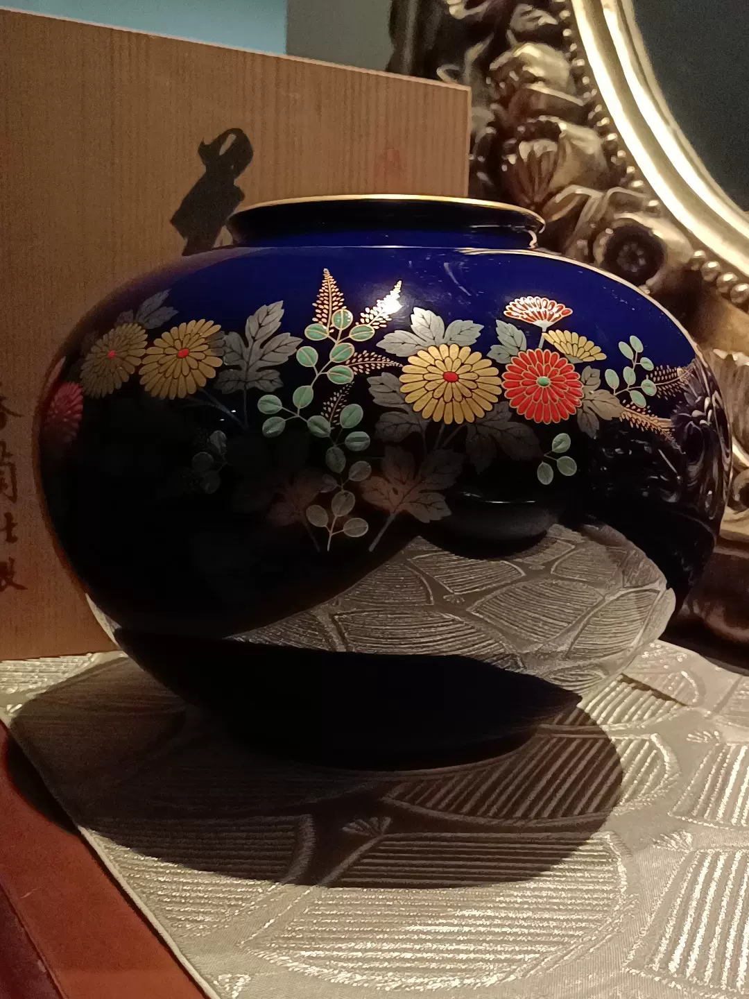 香蘭社(香蘭東社:)蘭字日本繁體帝王藍色的花瓶。☞純金銀花片-Taobao