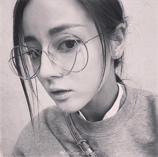小娜出口尾单眼镜店