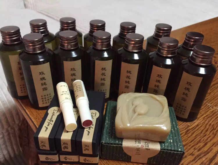 华蕴堂 医学护肤研发中心的LOGO