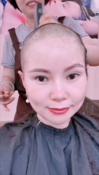 光头美女养发馆