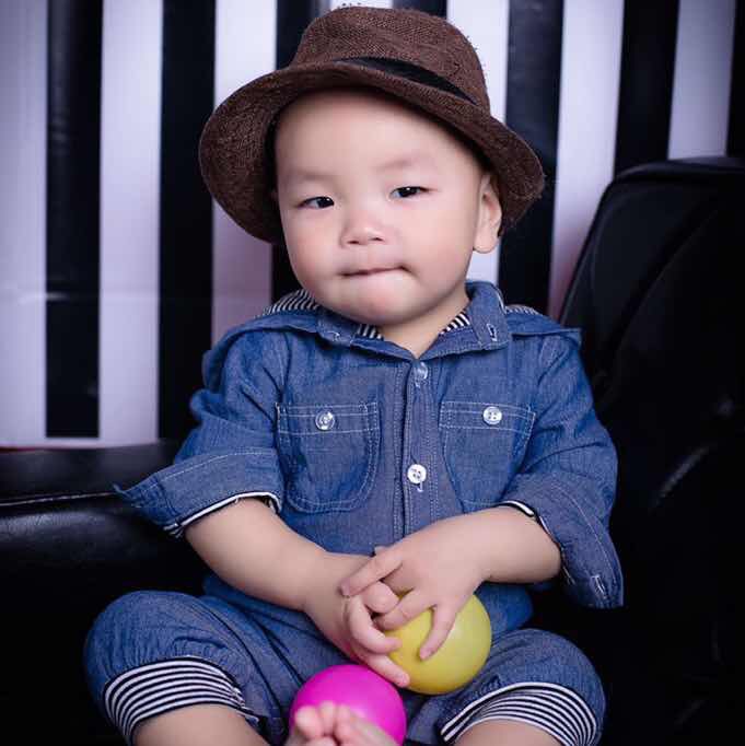 YIYOKIDS轻奢定制的LOGO