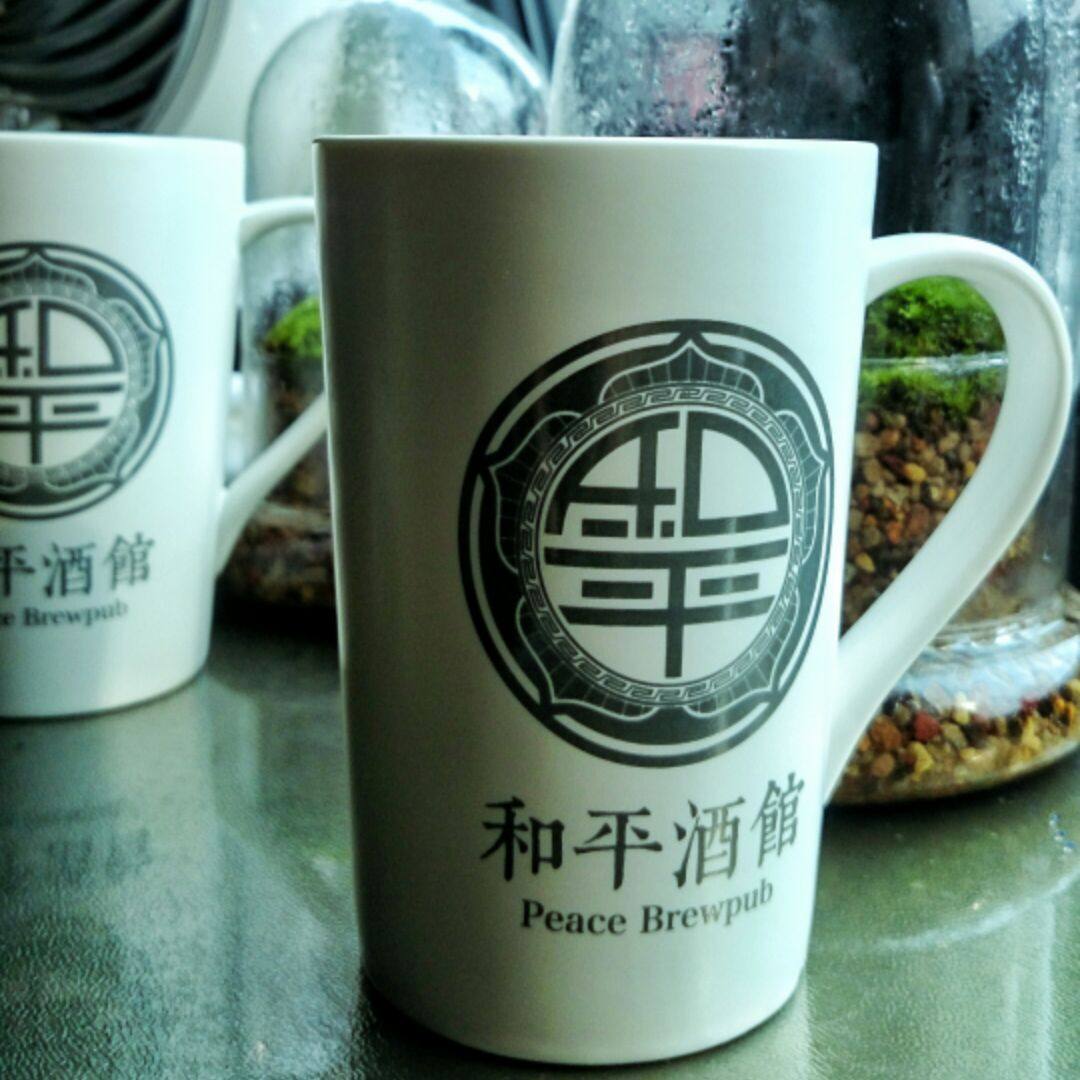 和平酒馆的LOGO