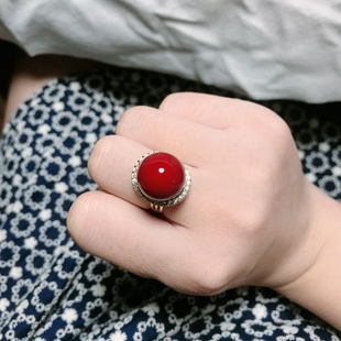 酒红色带着还是可以的，漂亮的很，够大够好看，戴着正好不用调节，这个戒指是可以调节大小的
 