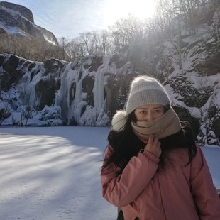 买给女朋友，这是修身款式，上身好看，这次去东北旅游，内衬加外套、羊毛衫、羽绒服、保暖内衣，这才够顶用！尺码需要稍大一码。外套防风防水，内衬保暖，好看性价比高。