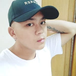穿上就来个三连拍，衣服很合身，物美价廉很喜欢。 