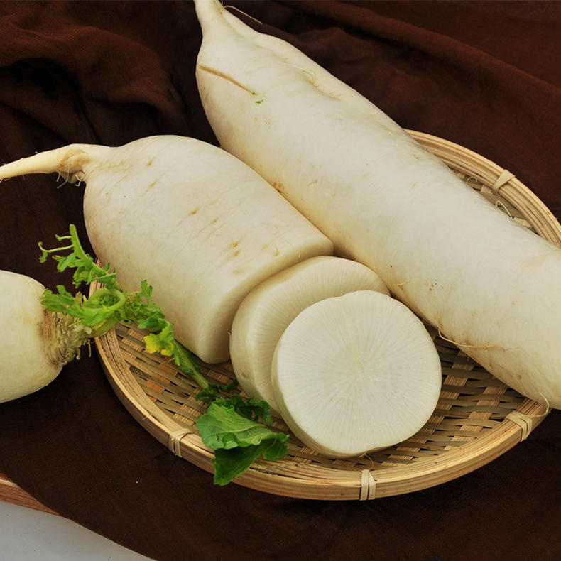 食材:牛肋条500克,白萝卜1个,油豆腐50克,八角3个,花椒15粒,香叶两片