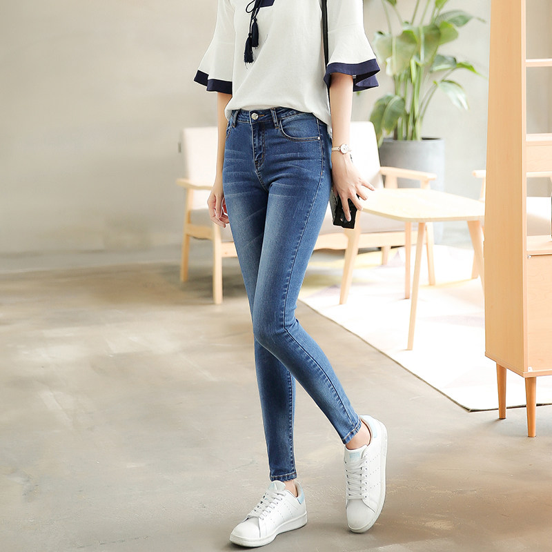 时尚牛仔裤溢着青春少女气息