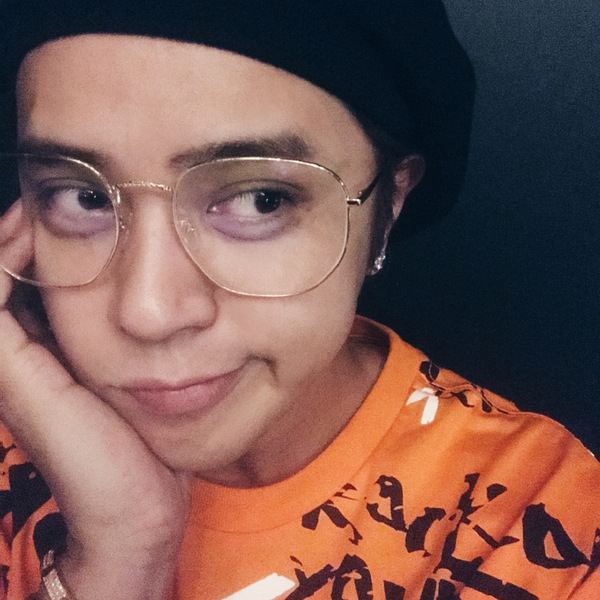 这个眼镜造型青一比较心水.西装是之前也推过的,比较流行的格纹西装.