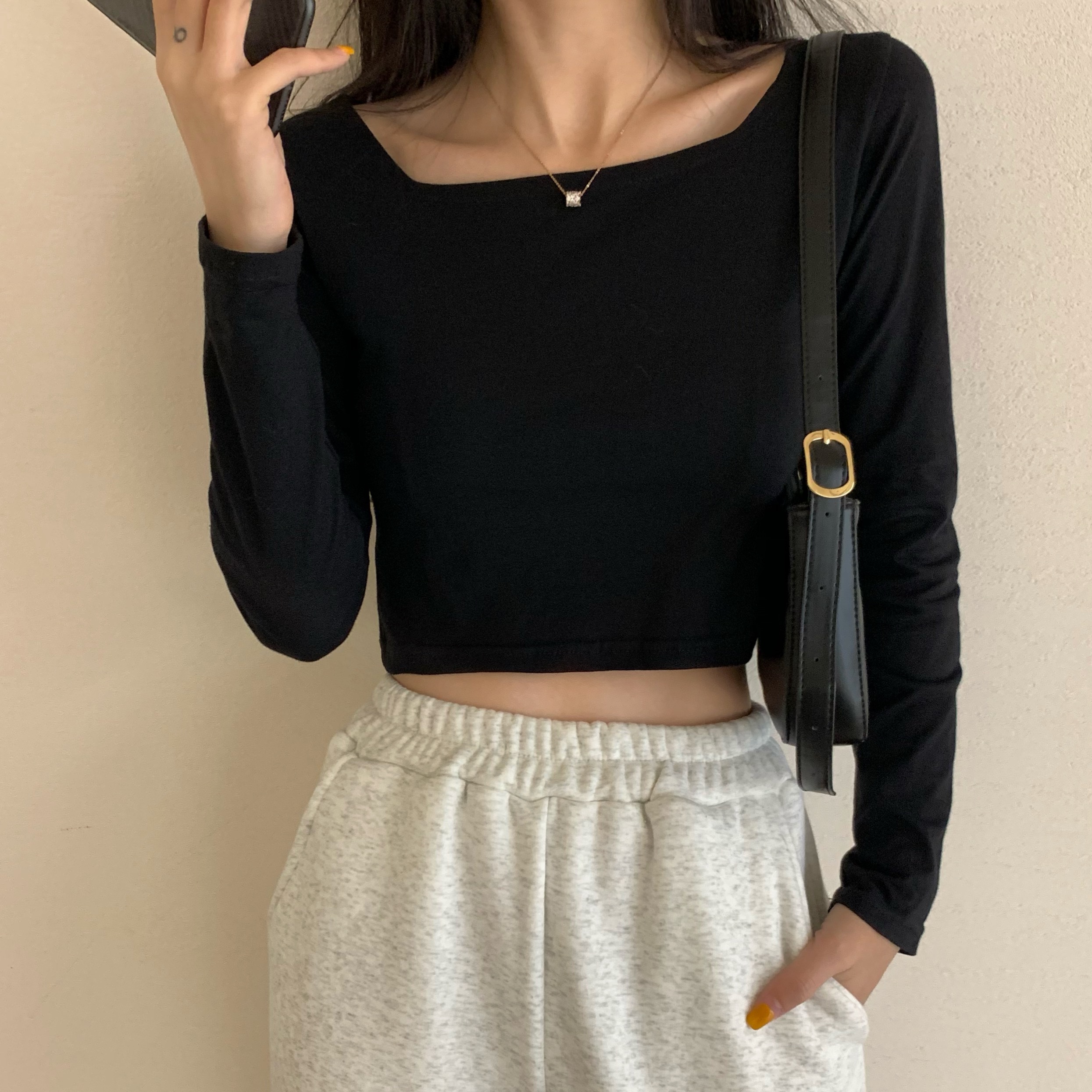 穿搭一件露脐紧身短袖,秀出小蛮腰