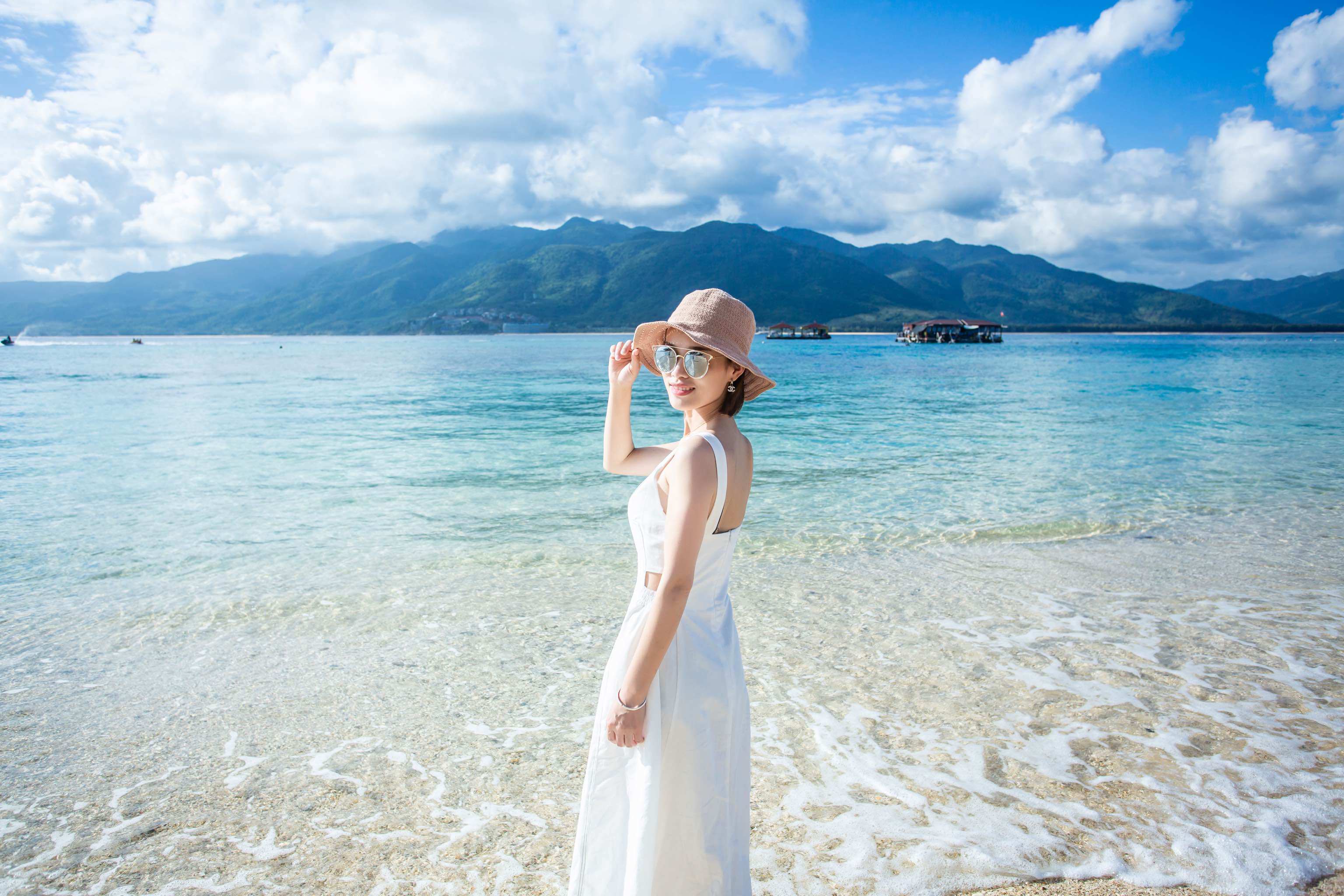 白色露背吊带连衣裙女仙夏季2020新款收腰显瘦气质长裙脚踝超长款