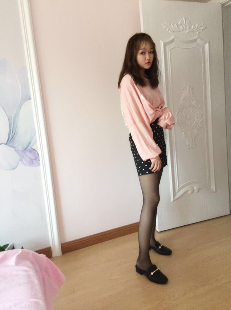 收到后很惊喜 肉色的丝袜特别隐形比我之前买过的穿过的都要隐形 就像