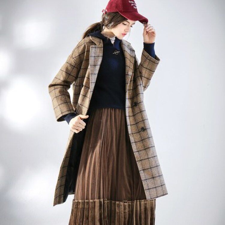 这款格纹款式的大衣,款式简洁又大方,九分的袖子,显得落落大方.