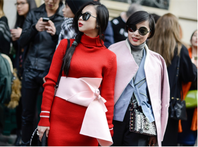 应景又显气色,搭配一个粉色腰封,非常时髦.